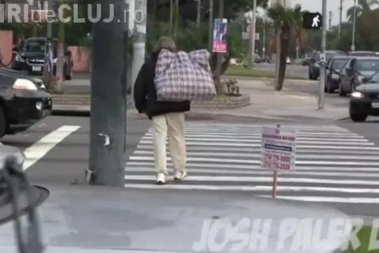 I-a dat unui cerșetor 100 de dolari și l-a urmarit să vadă ce face cu ei. Rezultatul e UIMITOR - VIDEO