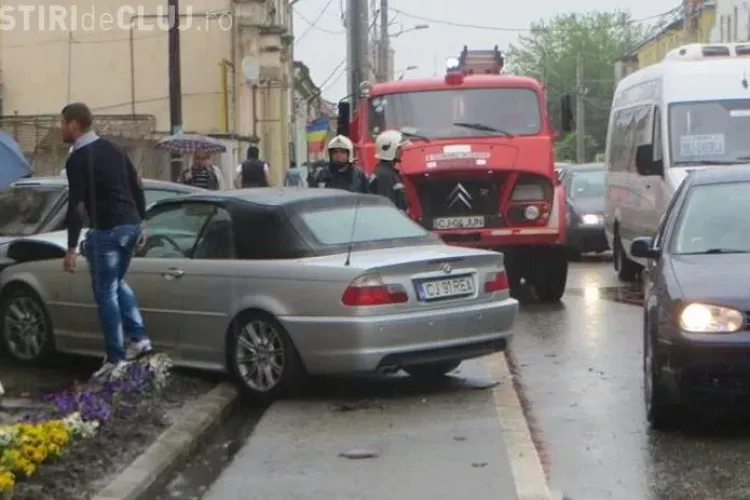 ACCIDENT! Un BMW și un Renault s-au lovit VIOLENT în centrul orașului Gherla - VIDEO