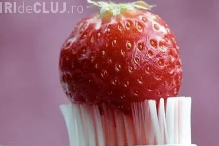 Cum îți albești dinții cu căpșiuni