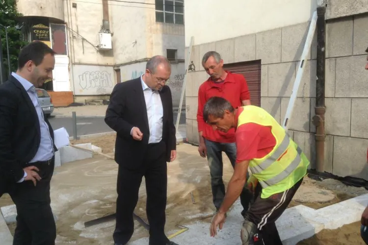 Se montează pavajul și pe strada Brătianu. De ce s-a întârziat o jumătate de an? - FOTO