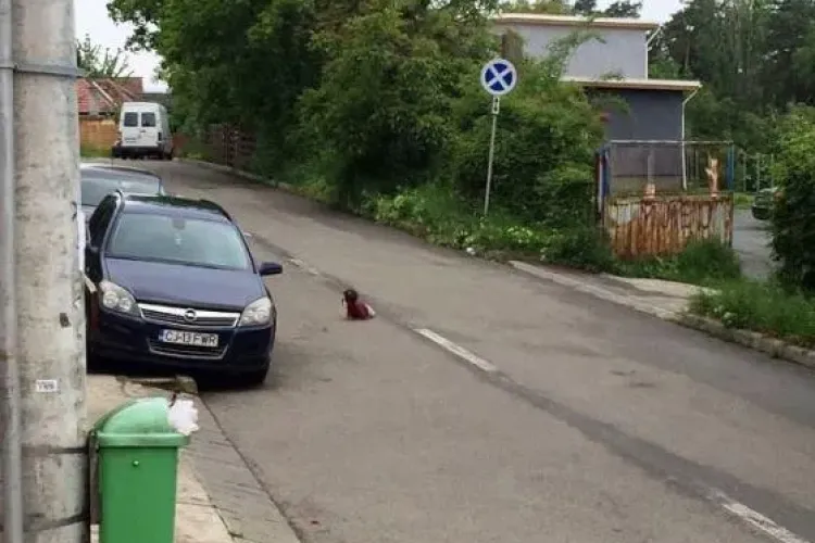 Copil de 6 luni lăsat de unul singur în mijlocul străzii. Aproape a fost spulberat de o dubă FOTO