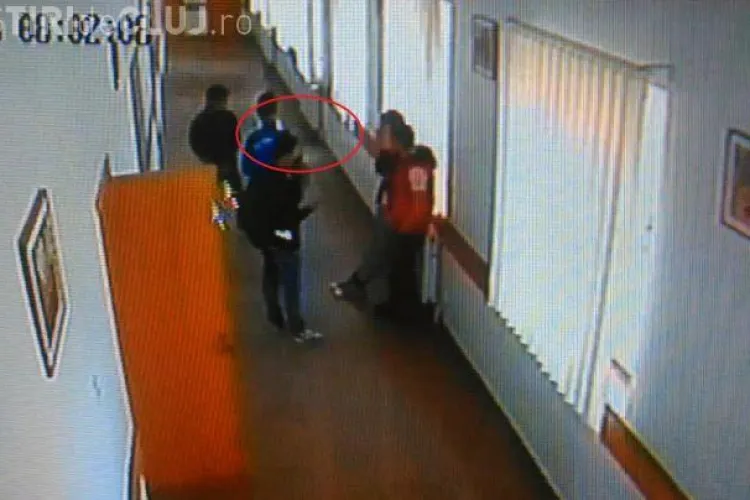 Un elev clujean a dat cu spray lacrimogen în clasă. Un coleg de-al său avea la el și un CUȚIT