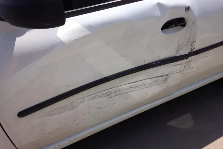 Accident cu 2 mașini de Poliție la Cluj! Au lovit alte trei mașini parcare și au dispărut - FOTO