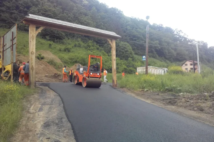 Drumul Floreşti - Mănăstirea Tăuţi a fost ASFALTAT în timp RECORD. Starețul își face CRUCE