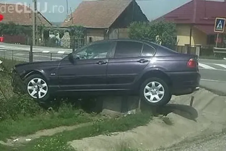 Un șofer s-a ”înfipt” cu BMW-ul într-un gard la Fundătura. Mașina rămas suspendată pe borna kilometrică FOTO