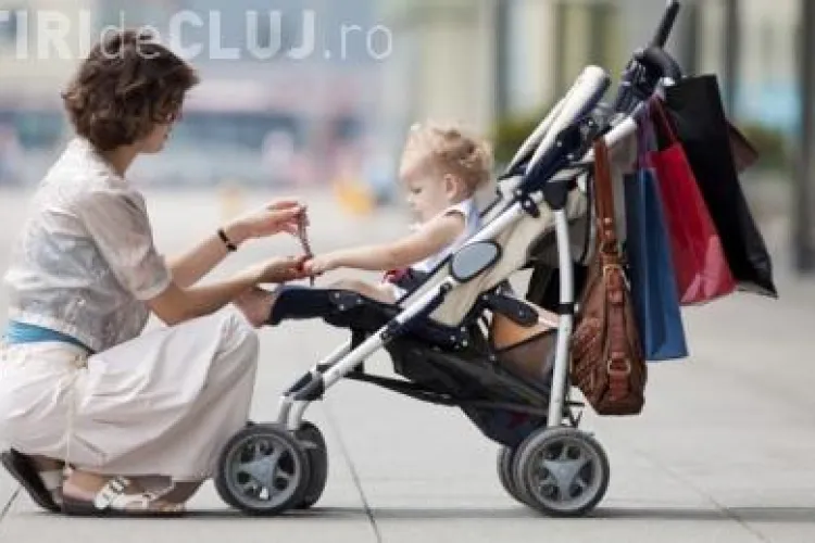 O femeie se plimba pe trotuar cu copilul ei și totul s-a prăbușit sub ea - VIDEO