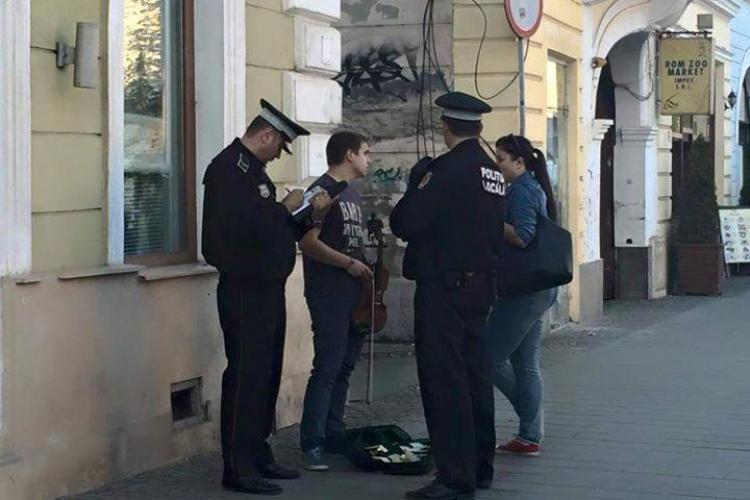 Violonist amendat și ALUNGAT de pe Eroilor! Cânta în public fără AUTORIZAȚIE - FOTO