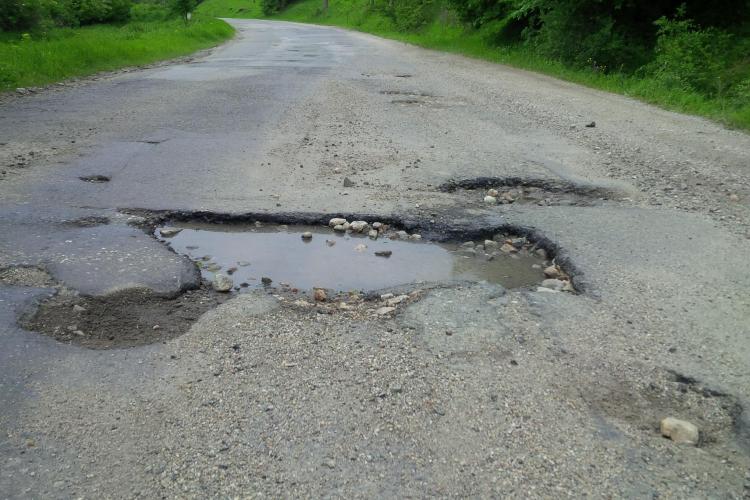 Drumul care face accesul la Băișoara, plin de gropi: E un pericol pentru șoferi FOTO