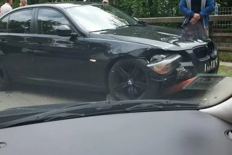 Un șofer cu BMW a rămas AGĂȚAT în stâlpii de metal de lângă lacul Chios - FOTO