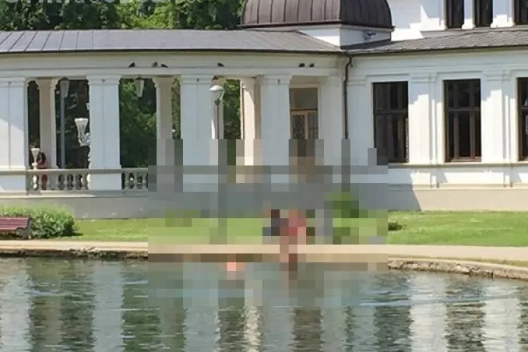 Romii fac baie în lacul Chios, din centrul Clujului - FOTO