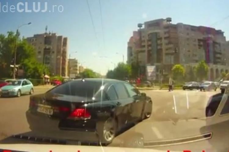 CLUJ - Cum să NU procedezi la semafor: Dacă are BMW și e și cu numere de Bulgaria... VIDEO