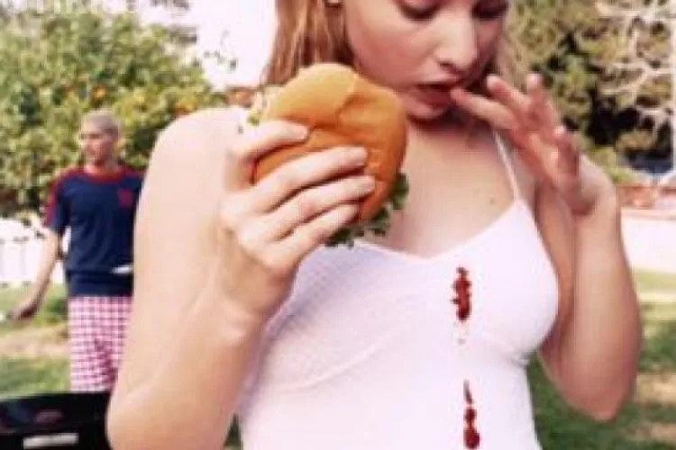 Cum scoți PETE de pe HAINE: PETE de ulei, cafea, guma de mestecat sau rugină