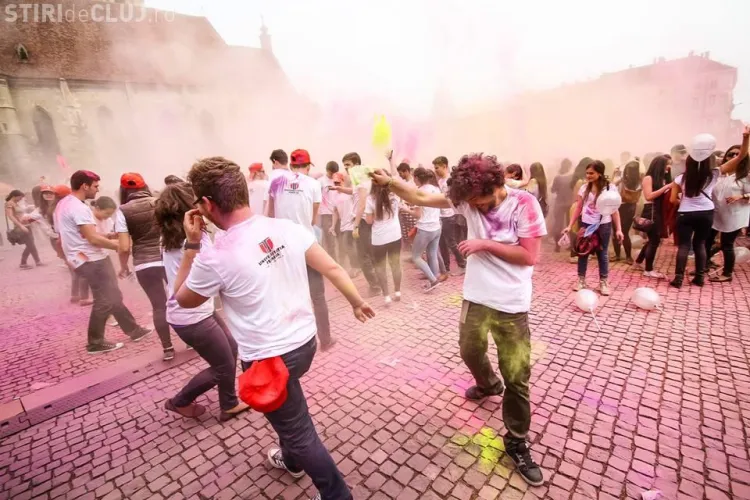 ZILELE CLUJULUI: Bătaie cu culori în centrul Clujului - FOTO