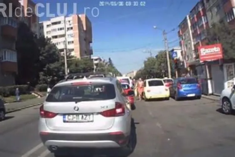 Cum să enervezi șoferii la Cluj! O femeie și-a lăsat mașina pe banda întâi și a plecat VIDEO