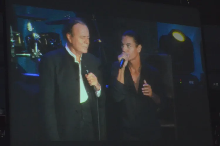 Julio Iglesias si fiul-  concert de senzatie la Cluj. Vezi cele mai emotionante momente VIDEO