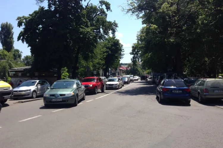 Adio parcări pe trotuarul de lângă Parcul Central. Se montează stâlpi metalici