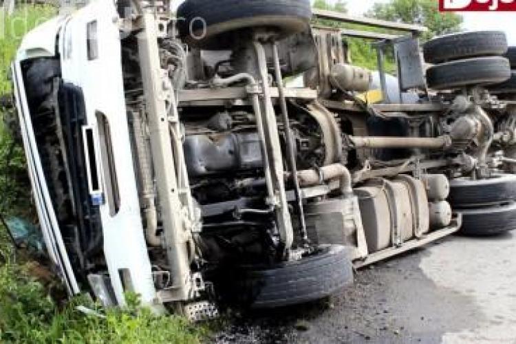 Un șofer a scăpat ca prin MINUNE după ce s-a răsturnat cu autobetoniera la Cluj VIDEO