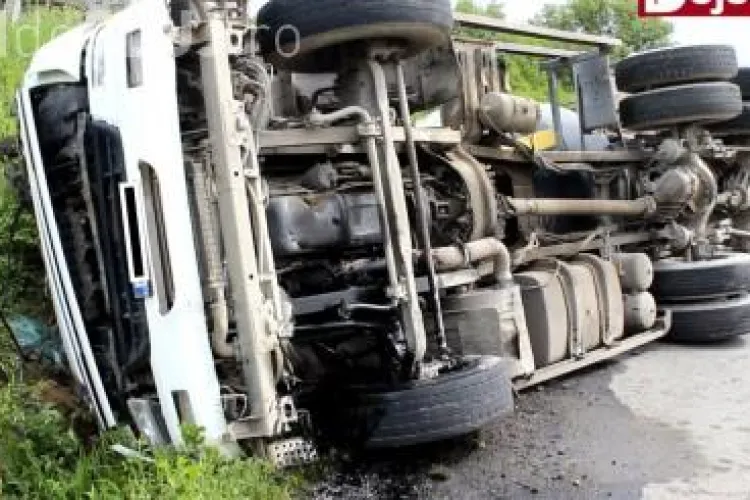 Un șofer a scăpat ca prin MINUNE după ce s-a răsturnat cu autobetoniera la Cluj VIDEO