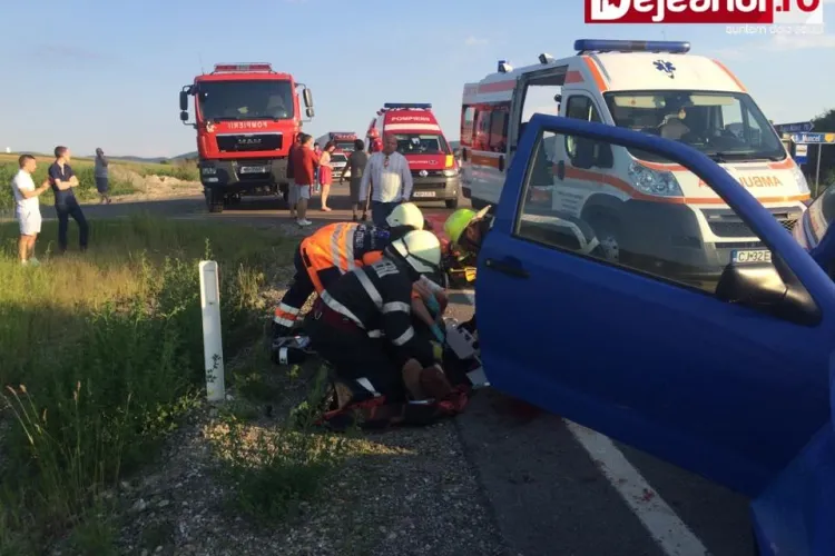 Accident cu cinci victime într-o localitate clujeană! Un medic care trecea prin zonă s-a oprit pentru a le acorda primul ajutor VIDEO