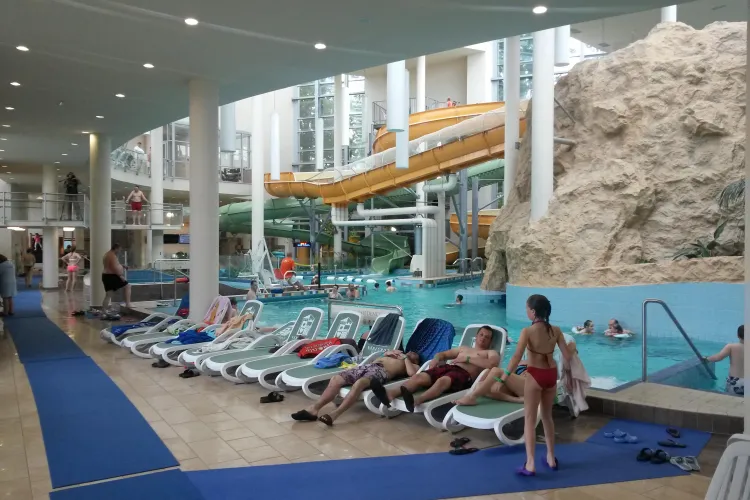 De ce să îți faci vacanța la Gyula, Ungaria? Reportaj VIDEO de la ștrandul Băile Cetății 